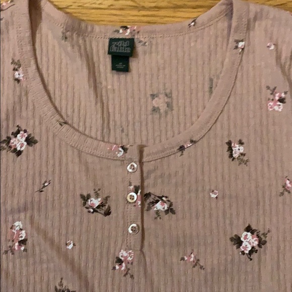 Super cute cropped bottom down tee - Picture 2 of 3